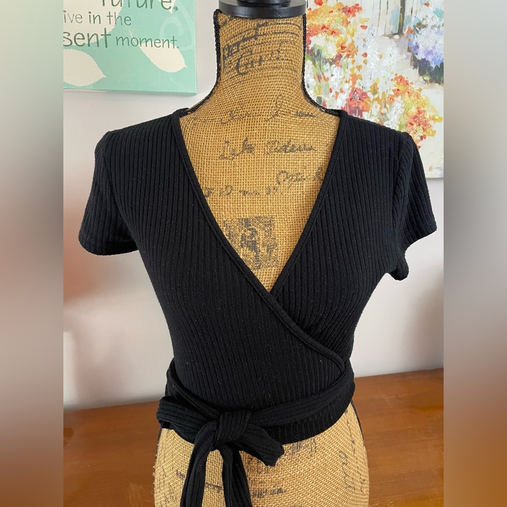 Windsor cropped form fitting wrap shirt with tie